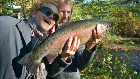 STOR�RRET: Lars Nilssen og Jan Waangaard med den enorme fisken. Foto: Vegard Veberg