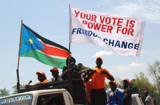 �NSKER DELING: S�r-Sudanere demonstrerer for en l�srivelse fra Nord-Sudanese i S�r-Sudans hovedstad Juba idag. Foto Peter Martell/AFP/Scanpix