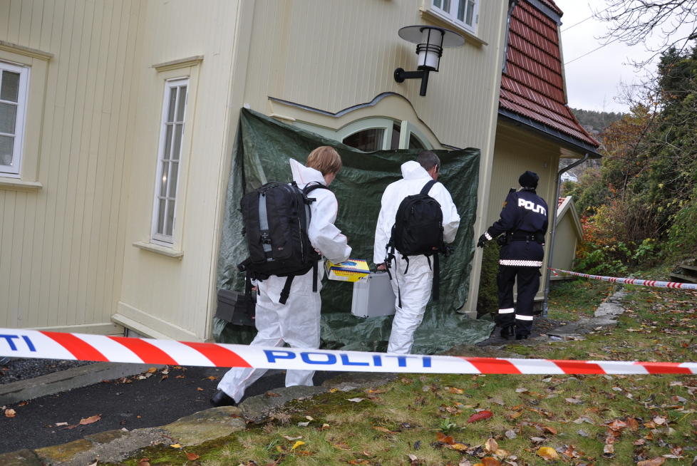 LETER ETTER SPOR: Agder-politiets kriminalteknikere fra Kristiansand ankom �stedet i formiddag og gikk straks i gang med � sikre bevis etter drapet. Foto: Erik Thime/Avisen Agder