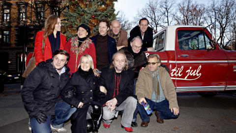VENNER AV HAMER: Regiss�r Bent Hamer og skuespiller Levi Henriksen foran til h�yre. Ellers ser vi Joachim Calmeyer, Tomas Nordstr�m, Nina Andresen-Borud, Igor Necemer, Ingunn �yen, Trond Fausa Aurv�g og Jessica Pellegrini.