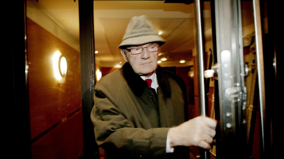 ORDKNAPP: Den tidligere POT-tjenestemannen Leif Karsten Hansen hastet ut fra Gjenopptakelseskommisjonen i Oslo, og �nsket ikke � uttale seg til pressen. Foto: Stian Lysberg Solum / SCANPIX