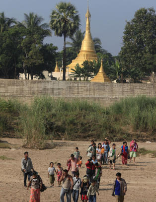 Her flykter voksne og sm�barn etter valgterror i Burma