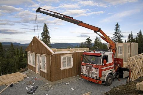 MADE IN LITAUEN: Med bakgrunn i tegningene Samdal hadde kosntruert ble hytta bygget ved en fabrikk i Litauen og fraktet i elementer til hyttetomten i Valdres, hvor den ble satt p� plass element for element. Foto: Roger Samdal