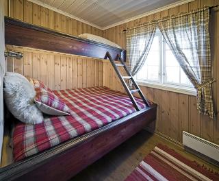 SELVBYGGET SENGER: Sengene i hytta er spesialtilpasset og selvbygget av Samdal. Han har ogs� aldringsmalt alle sengene.  Foto: Roger Samdal