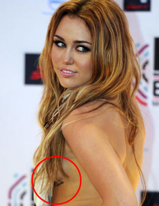 Dette betyr Mileys brysttatovering