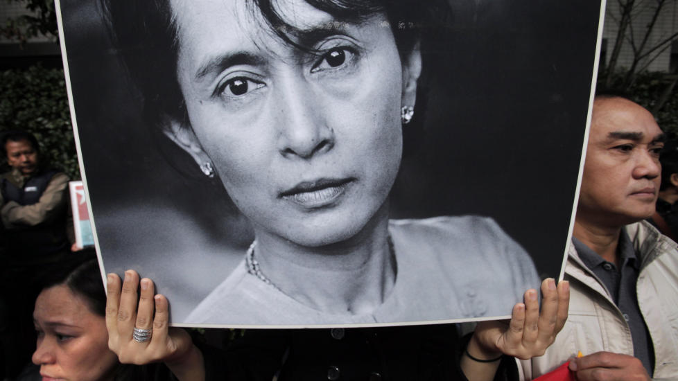  - L�SLATES:  En politisk aktivist holder opp et bilde av Aung San Suu Kyi under en demonstrasjon foran Burmas ambassade i Tokyo forrige s�ndag. Regjeringskilder opplyser at l�slatelsesordren av Suu Kyi n� har blitt signert. Foto: AP Photo/Itsuo Inouye