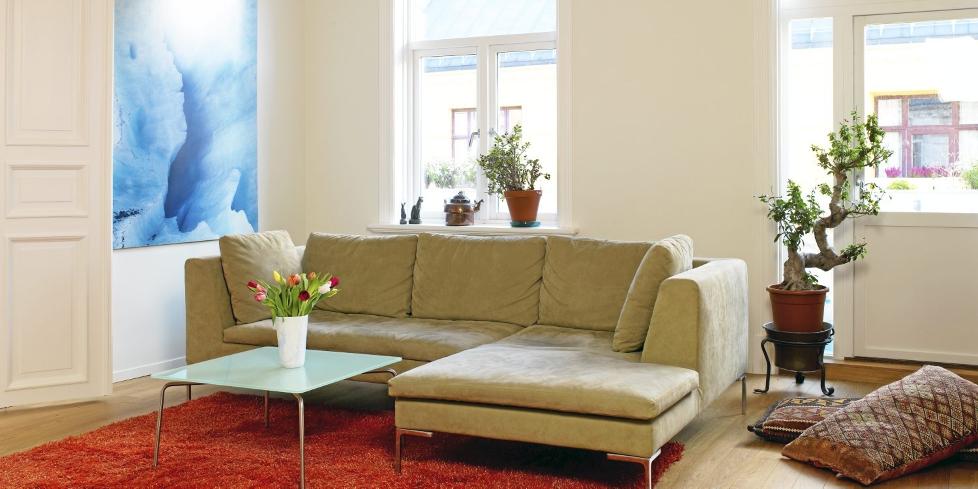M�BLERING: Sofaen trenger ikke st� helt inntil veggen. Store puter kan ogs� fungere som sitteplasser. Foto: Espen Gr�nli