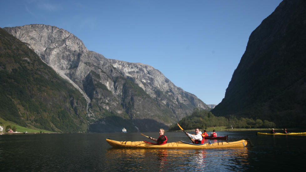 Ut p� tur: Halvparten av Nordens befolkning lever ikke opp til anbefalingene om daglig fysisk aktivitet, skriver kronikkforfatteren. Kajakkpadling i Sognefjorden burde kanskje skrives ut p� resept? Illustrasjonsfoto: Odd Roar Lange