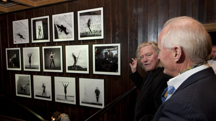 UTSTILLING: Morten Krogvold stiller ut en portrettserie av 13 norske skidronninger p� Holmenkollen Restaurant. Foto: SVEIN ERIK DAHL / SAMFOTO