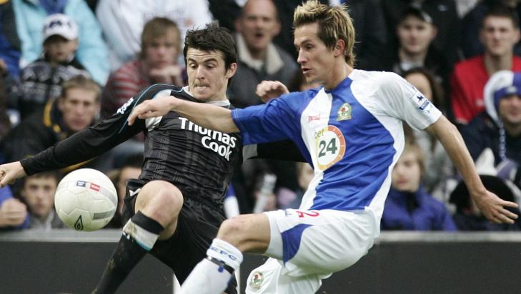 VIL SNAKKE: Barton sier han vil f� tak i telefonnummeret til Morten Gamst Pedersen for � beklage slagene. Her er de to i kamp i 2007, da Barton spilte for Manchester City. Foto: Phil Noble, Reuters/Scanpix