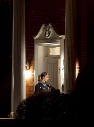 LUKSUSHJEM: Nick Rizzuto ble skutt hjemme i sitt herskapelige hus i Montreal. Her en politietterforsker p� �stedet. Foto: Christinne Muschi/Reuters/Scanpix