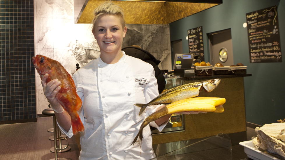 NOK OMEGA-3 I FEIT FISK: Krystallklart vinterr�d til fiskekunder som vil ha en solid porsjon omega-3 p� kj�pet: - halvfeit uer og helfeit r�ykt bl�kveite eller r�kt makrell, sier ekspedit�r Therese Hovelsen i den gjenoppst�tte fiskebutikken p� Youngstorget i Oslo - Fiskeriet. Foto: Torbj�rn Berg