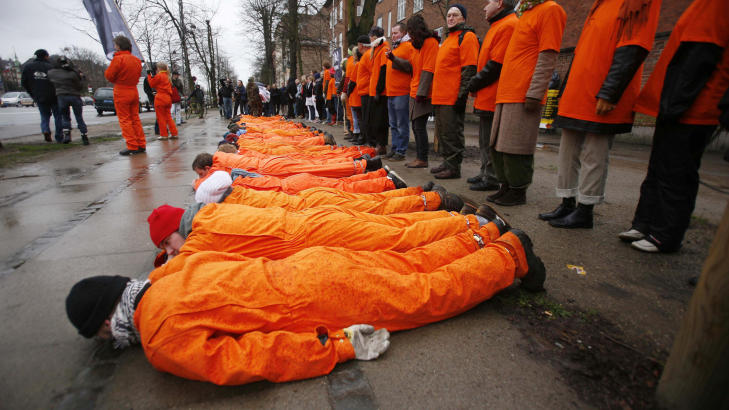 HAR HATT EN DEL � GJ�RE: Den danske SDU-enheten har blant annet overv�ket demonstrasjoner utenfor ambassaden. Dem har det v�rt flere av. Her fra 2007, da Amnesty demonstrerte mot Guantanamo utenfor ambassaden. Foto: AP /John McConnico