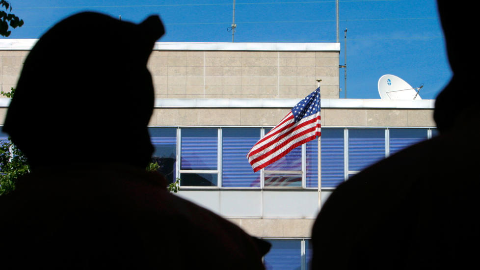 OVERV�KET AV EGEN SDU-ENHET: Sjefen for overv�kingsenheten ved Den amerikanske ambassaden i K�benhavn st�r n� fram og forteller hvordan hans bgruppe p� seks menn jobbet i et lokale utenfor ambassadebygningen. Foto: AP/John McConnico