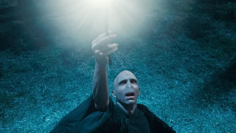 NY TURISTATTRAKSJON? Ralph Fiennes som Voldemort i Harry Potter og D�dstalismanene - del 1. Foto: AP Photo/Warner Bros. Pictures