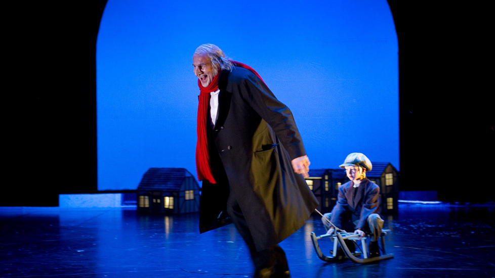 JULENS �ND: Ebenezer Scrooge (Ketil H�egh) konfronteres med sin egen d�delighet, ensomhet og egoisme i �Et Juleeventyr�. Foto: Ola R�e, H�logaland Teater