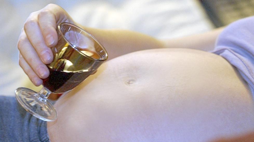 FARLIG R�DVIN: Alkohol er farligere for fosteret enn det mange er klar over. Du b�r v�re totalavholden ogs� n�r du pr�ver � bli gravid, mener lege.