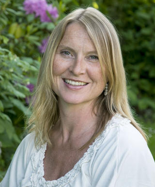 S�RBART FOSTER: Noen t�ler mer alkohol enn andre, det gjelder ogs� babyen i magen din. Det er umulig � si p� forh�nd hvor lite alkohol som skal til f�r fosteret tar skade. Derfor b�r alle kvinner som fors�ker � bli eller er gravide b�r holde seg helt unna alkohol, mener lege Kari L�vendahl Mogstad. Foto: Privat
