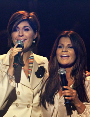 Sissel og Carola på scenen