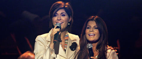 Sissel og Carola p� scenen