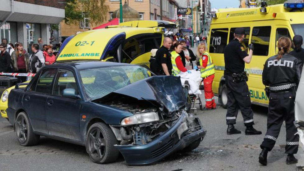 KOLLIDERTE MED PENGETRANSPORT OG DREPTE �N: En 21 �r gammel mann er tiltalt for uaktsomt drap etter at han i stor fart kj�rte p� en 53 �r gammel kvinne i en g�gate i Troms� 2. juni. Foto: Torgrim Rath Olsen