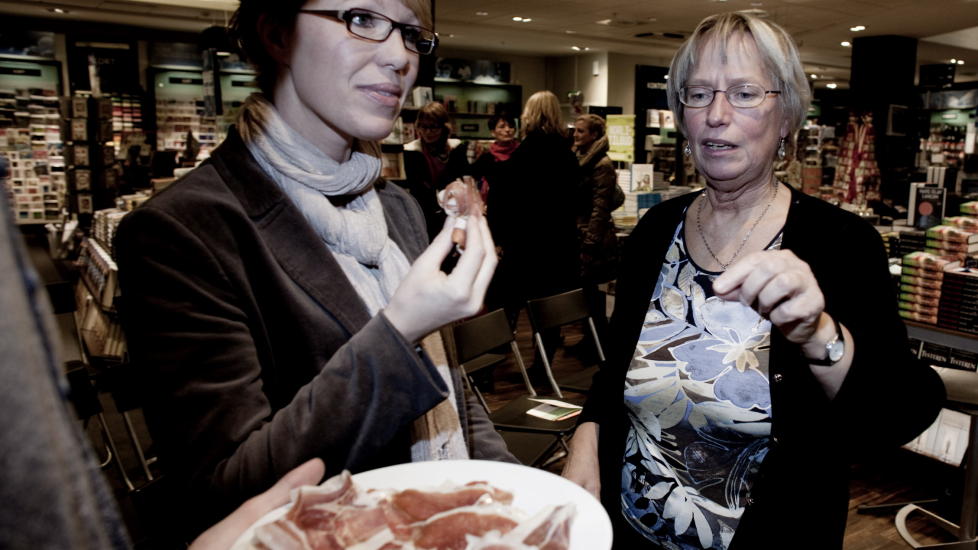 TALER FOR FETTET:Lege og forfatter Annicka Dahlqvist signerte b�ker og fortalte om sin lavkarbo-diett hos Norli p� Sandvika storsenter torsdag. Til venstre ern�ringsterapeut Siv Hauge. Foto: Sveinung U. Ystad, Dagbladet