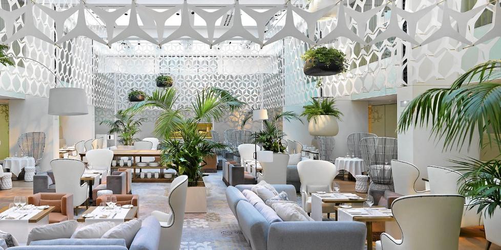 EN BLONDEVERDEN: Loungeomr�det er innredet med hvite draperier fra taket og ditto m�bler. Den h�ye Chesterfield-aktige lenestolen Bergere-Legre-stolen i front har Urquiola selv designet for De Padova.  FOTO: GEORGE APOSTOLIDIS