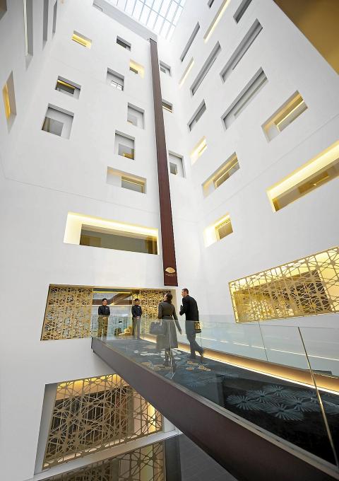 KUL ARKITEKTUR: Fra atriet str�mmer lyset ned mot restaurant Blanc.  Foto: Mandarin Oriental