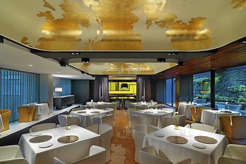 STR�LENDE: Det gullglitrende taket er et varemerke for Mandarin Orientals hoteller.  Foto: GEORGE APOSTOLIDIS