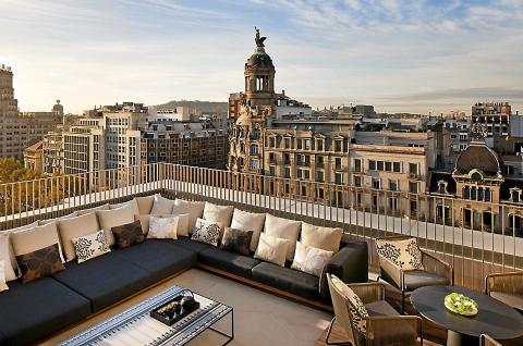 HISTORISK SYN: Fra terrassen ser du over Barcelonas paradegate Passeig de Gracia.  Foto: Mandarin Oriental