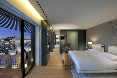 PANG-PANORAMA: Utsikt fra soverommet og over Barcelonas skyline.  Foto: Mandarin Oriental