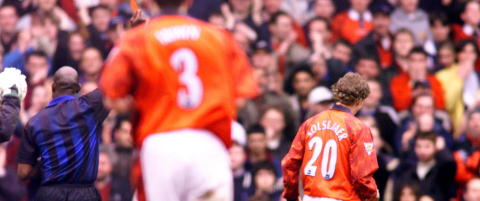 Solskj�r fikk �h�rt�rkeren� av Sir Alex foran hele laget