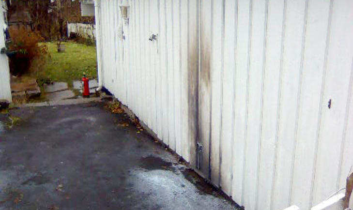 BRANNBOMBE NR. 2: I tillegg til brannbomba mot vinduet ble en molotovcocktail nr. 2 kastet mot husets garasje. Heller ikke her ble det noen storbrann, p� grunn av den kvinnelige beboerens snarr�dighet. Foto: Sveinung Uddu Ystad/Dagbladet