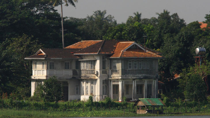 I HUSARREST: I dette huset i Rangoon sitter Aung San Suu Kyi i husarrest. Foto: AFP