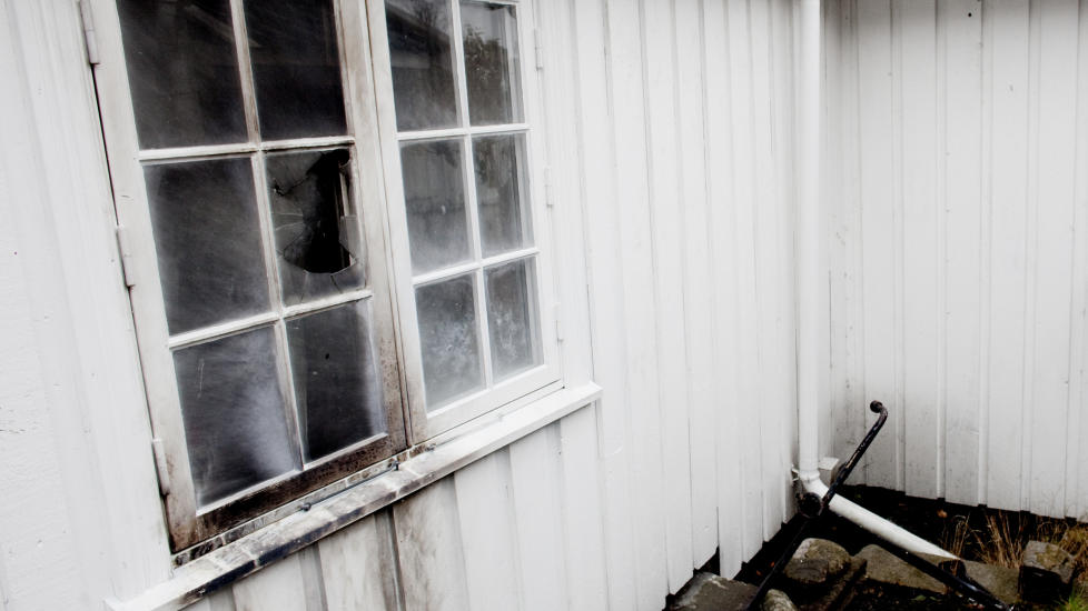 BRANNTILL�P: Den ene brannbomba ble kastet mot ei rute i huset. En kvinnelig beboer fikk imidlertid slokket flammene med et brannslokkingsapparat. Foto: Sveinung Uddu Ystad/Dagbladet