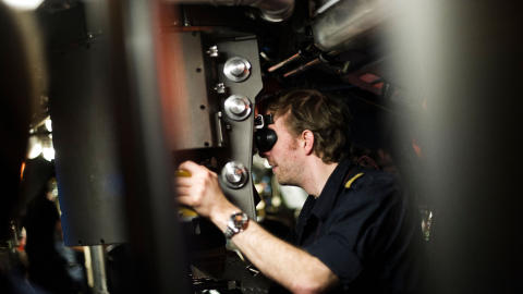 OVERSIKT: Duty Captain har ansvaret for å gi ordre under sjøslaget, og sikrer seg oversikt gjennom to periskoper som kan heves og senkes gjennom gulvet i taktisk sentral. Foto: Håkon Eikesdal OVERSIKT: Duty Captain har ansvaret for å gi ordre under sjøslaget, og sikrer seg oversikt gjennom to periskoper som kan heves og senkes gjennom gulvet i taktisk sentral. Foto: Håkon Eikesdal