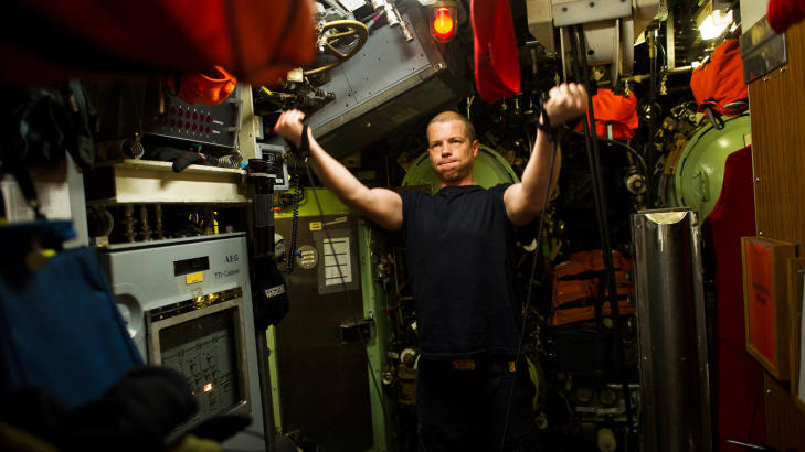 TRENINGSROM: Operasjonsoffiser Alexander Sørli må bruke torpedorommet som treningsstudio under lange turer på «KNM Uredd». Foto: Håkon Eikesdal TRENINGSROM: Operasjonsoffiser Alexander Sørli må bruke torpedorommet som treningsstudio under lange turer på «KNM Uredd». Foto: Håkon Eikesdal
