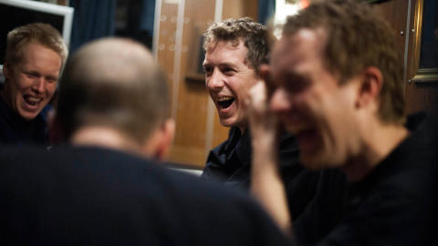 GOD STEMNING: Mat og kortspill er noe av det viktigste for ubåtmannskapet når de tilbringer mange dager i strekk uten kontakt med omverden. Foto: Håkon Eikesdal GOD STEMNING: Mat og kortspill er noe av det viktigste for ubåtmannskapet når de tilbringer mange dager i strekk uten kontakt med omverden. Foto: Håkon Eikesdal