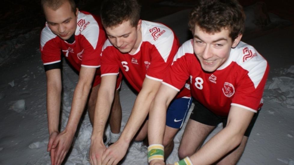 ISBADERE: Erlend, Glenn-Ivan og Markus gj�r seg klare til dukkert i sn�en. Det mangler bare noen stemmer.Foto: BK9000