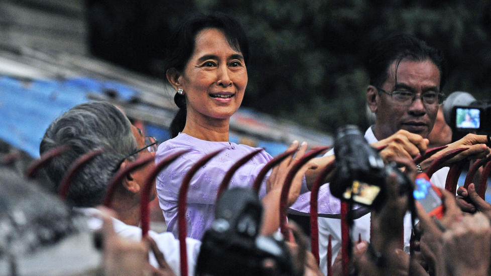 LANG KAMP: Aung San Suu Kyi kunne i dag hilse sine st�ttespillere utenfor huset der hun har sittet 15 �r i husarrest. Foto: AFP / SCANPIX
