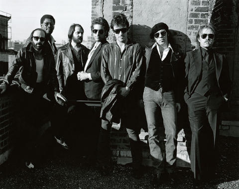 E STREET BAND ANNO 1978: Filmdokumentaren �The Promise� skildrer ogs� den utmattende innspillingen av �Darkness On The Edge Of Town�. Musikerne i The E Street Band og teknikerne pleide � ha veddem�l hver dag om hvilke l�ter som ville bli kuttet ut, hvilke l�ter som ble hentet fram igjen og hvor lang spilletid de ville ende opp med � ha. Foto: Sony Music
