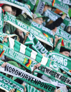 Wolfsburg-supportere kastet øl på dommeren