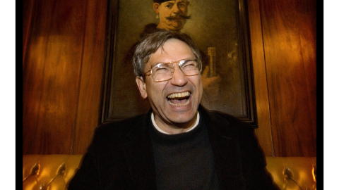 ER MED I FINALEDIKT: Mellomrommet mellom fortennene til den prisbel�nte tyrkiske forfatteren Orhan Pamuk er med i Oddbj�rn Aardalens finaledikt.
FOTO: LARS EIVIND BONES/Dagbladet