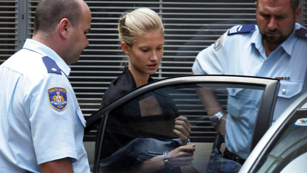 D�MT: Charlotte Lindstr�m fikk tre �rs fengsel for � ha bestilt drapene p� vitnene mot kj�resten. Her f�res hun vekk etter donmmen. Foto: Stella Pictures