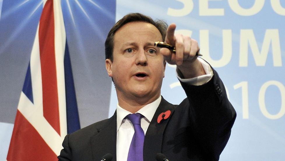 - DU DER BAK, HVORDAN HAR DU DET I DAG?  Statsminister David Cameron og hans regjering vil utvikle m�lemetoder for � sjekke hvordan folk har det. FOTO: SCANPIX