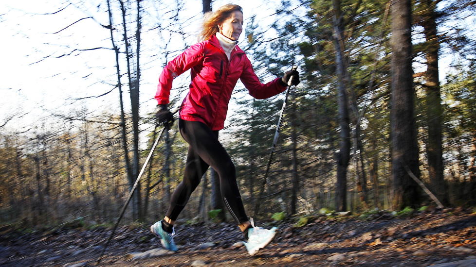 TREN MED STAVER: Intervalltrening med elghufs med staver er effektivt for � f� opp formen f�r skisesongen, sier Christine Thune p� Hjelp24 NIMI Ekeberg. Foto: ERLING H�GELAND/Dagbladet