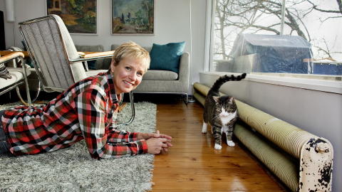 Forn�yd: Mette Beyer kastet ut oljefyren og byttet til mer milj�vennlig pellets-ovn. De gamle radiatorene er fortsatt i bruk.