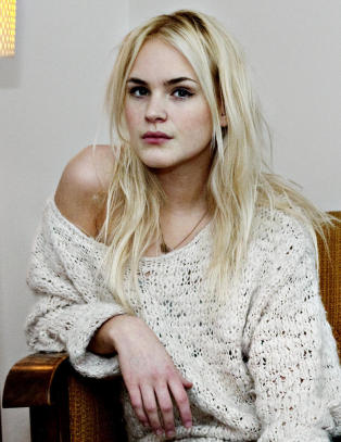 Unge jenter ber toppbloggere om hjelp til � f� spiseforstyrrelse