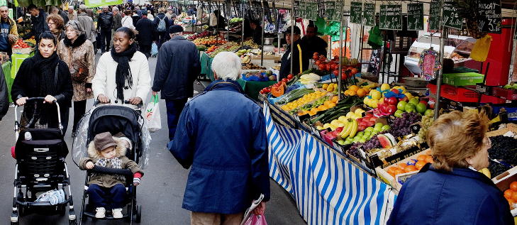 MARCH� D'ALIGRE: Et av de mest kosmopolitiske markedene i Paris tiltrekker seg en fascinerende miks av mennesker.  
Foto: Mette M�ller