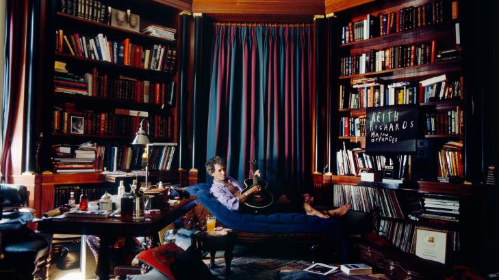 Lesehest: Hjemme i Connecticut har Richards et eget bibliotek. Foto: Arthur Elgort.